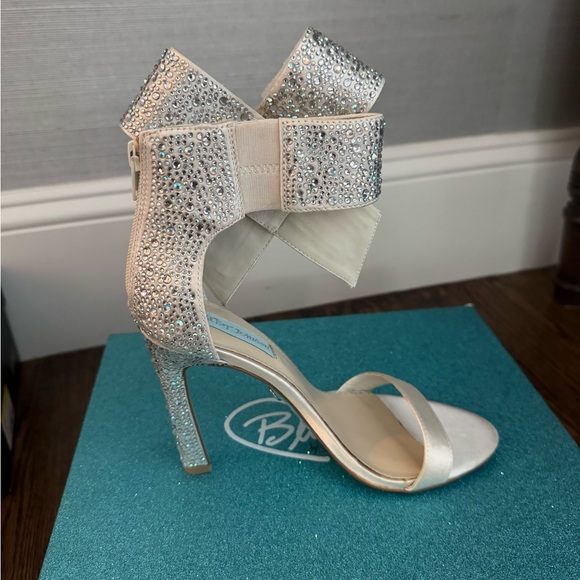 Never Worn Vintage Betsey Johnson Blue Updo Heels - Picture 4 of 8